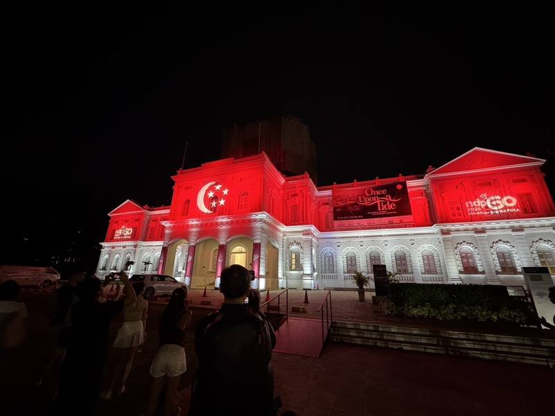 迎接新加坡60週年國慶，新加坡國家博物館舉辦燈光秀，展現新加坡發展歷程的相關故事