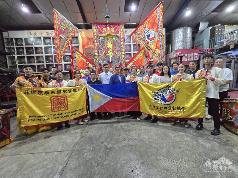 菲律賓嶺南國術總會理事長許長泰為菲律賓代表隊授旗