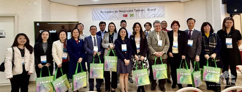 駐聖保羅辦事處處長朱怡靜（右六）、聖保羅臺灣貿易中心主任施懿倫（右七）與貴賓及拓銷團團員合照