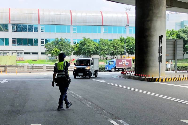 桃園國際機場17日配合進行2025城鎮韌性演習，機場公司表示，今年演習首次加入旅客演練部分，客運巴士、計程車及租賃車暫停發車，場內車輛則依航警指示停靠路旁配合演練