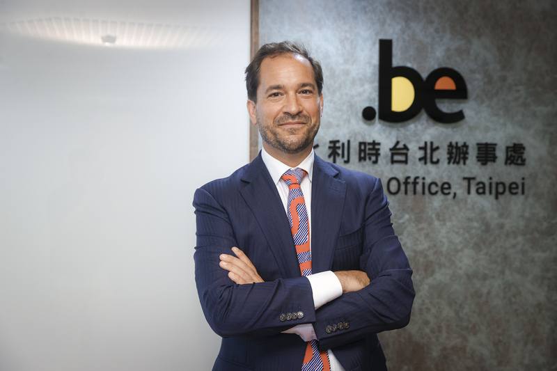 比利時台北辦事處長馬徹接受中央社專訪時表示，比利時與台灣都在80年代對半導體賭了一把，成為雙邊合作核心，在經濟安全越發重要之際，歐洲科技自主受惠於台企投資，「而非完全依賴某些地方」