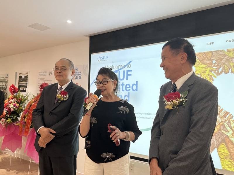 世台聯合基金會董事兼執行長林鋕銘（左起）、副董事長林貴香、董事長陳秋貴，出席全球總部開幕活動