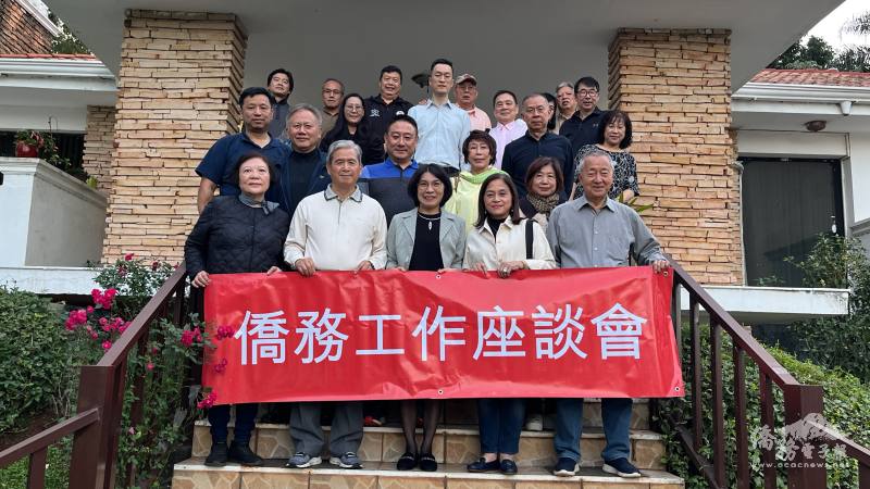 駐東方市總領事陳慧芬(首排中)與東方市僑界代表合影