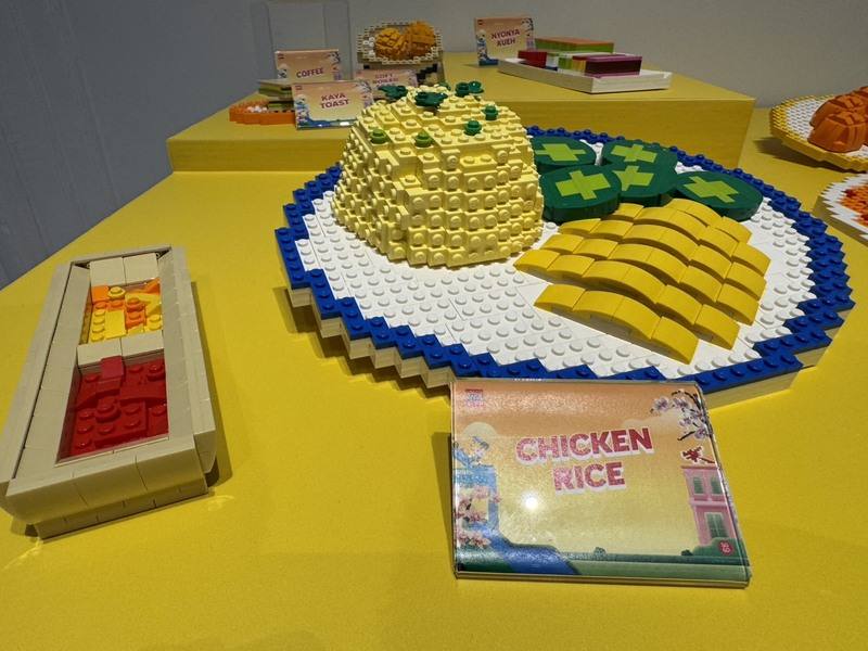 迎接新加坡60週年國慶，新加坡國家博物館與樂高合作打造具有新加坡特色的模型。圖為模仿知名美食海南雞飯的樂高模型