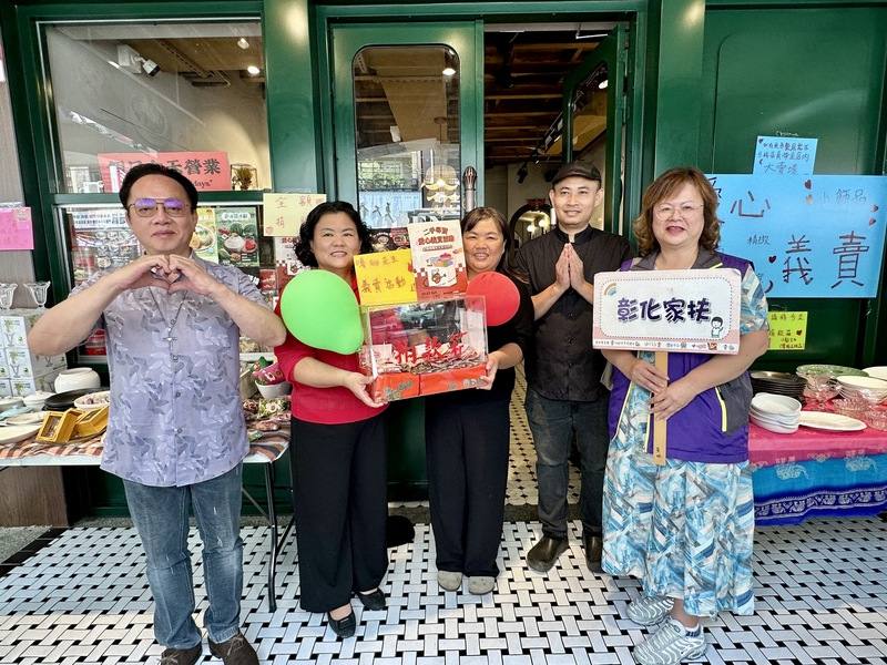 阿杜皇家泰式料理集團總經理施雅萍（左2）感念家扶協助讓她與弟妹們平安長大、順利完成學業，特別結合SDGs理念舉辦義賣活動至22日，所得全數捐給彰化家扶中心