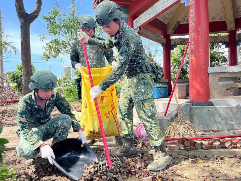 國軍第四作戰區部隊18日協助南部地區市容環境整潔。（第四作戰區提供）