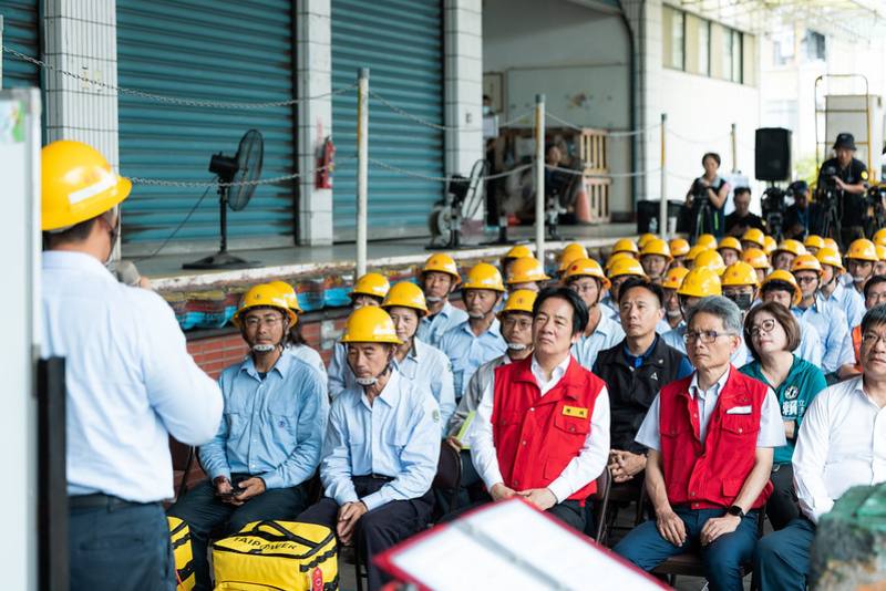 總統抵達後，首先聽取台電公司董事長曾文生說明本次風災搶救概況，以及領班同仁們的搶修心得