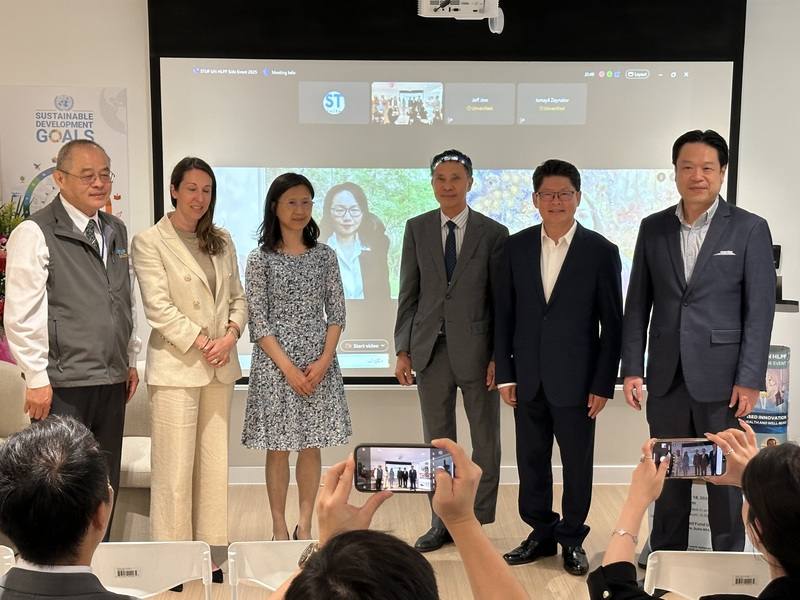 世台會董事長陳秋貴（右3）、國合會秘書長黃玉霖（右2）與駐紐約辦事處副處長張麗賢（左3）等人出席世台會紐約總部舉行的「數位健康，全球影響」研討會