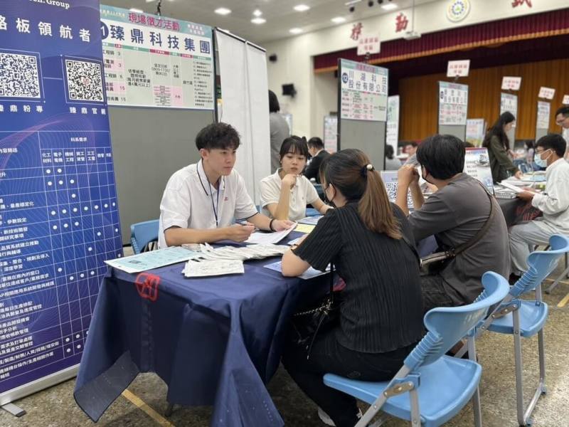 高雄市勞工局攜手南科管理局19日在岡山農工舉辦聯合徵才活動，吸引近500人次投遞履歷面試，初步媒合率達59%。（高雄市勞工局提供）
