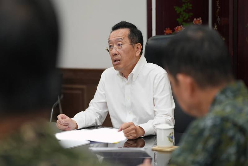 國防部長顧立雄（中）18日宣布「漢光41號」演習實兵演練結束，慰勉全體官兵操演辛勞，並提出工作指導。（國防部提供）