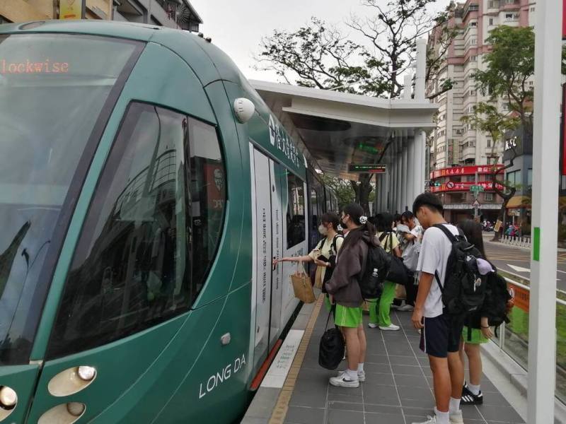 高雄輕軌2025年上半年總運量突破667萬人次，其中通學運量成長14.68%。捷運局指出，為因應學生通勤需求，在上下學尖峰時段加密班距，讓學生每天都能安心、準時抵達學校。（高雄市捷運局提供）