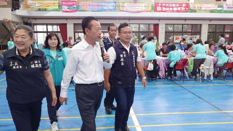 嘉義縣衛生局19日在國立民雄高級農工職業學校辦複合式健康篩檢活動，嘉義縣長翁章梁（前左2）到場向醫護及工作人員致謝