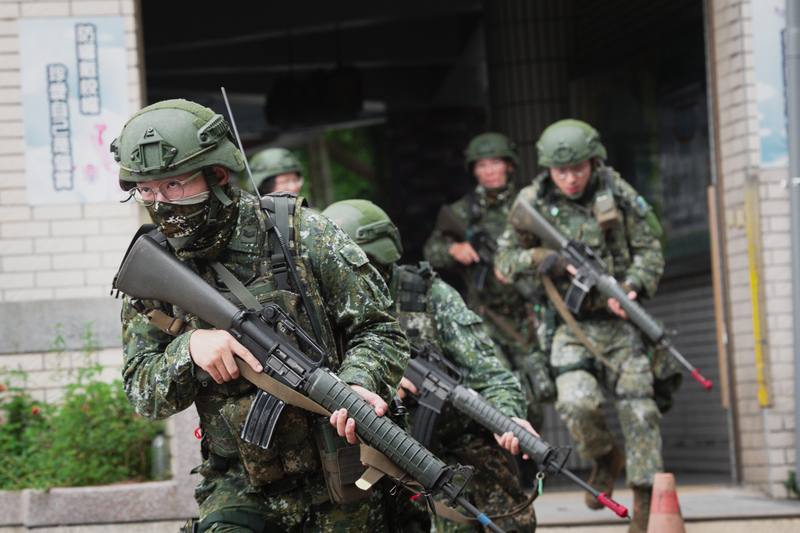 國軍「漢光41號」實兵操演14日第6天，陸軍206旅教育召集官兵於新北麗林國小臨戰訓練，圖為接獲緊急命令後機動至戰術位置接戰