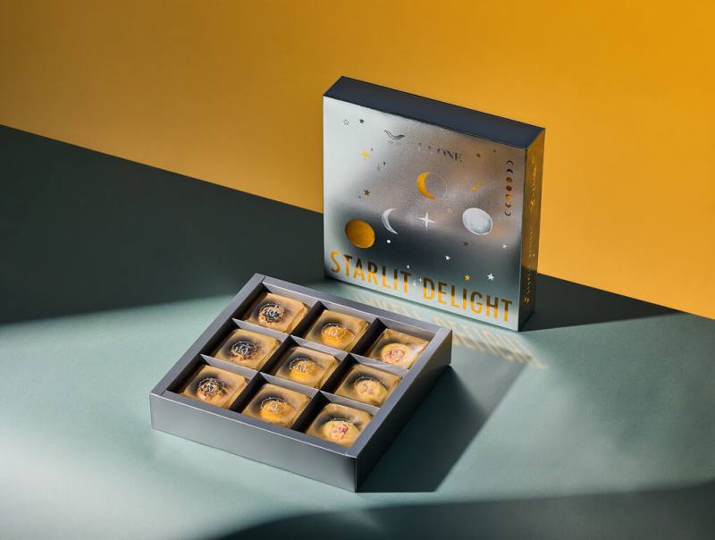 搶攻中秋節月餅商機，高雄各飯店近日紛紛發表中秋禮盒，多家業者大玩跨界合作，其中星級主廚簡天才與台北欣葉台菜合作推出「椪見星光」綠豆椪禮盒。（LA ONE烘焙坊提供）