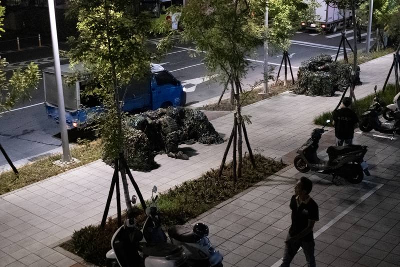 漢光41號演習第7天，為強化中樞安全，憲兵15日凌晨「全線封鎖」萬板大橋，實施橋梁守備作戰演練，主要模擬敵對台實施縱深作戰，國軍則透過軍民整合，演練縱深防禦暨持久作戰。