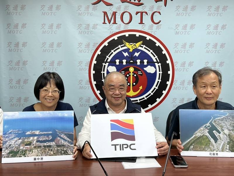 台灣郵輪觀光在疫情後快速復甦，台灣港務公司行政副總經理高傳凱（中）預估，今年國際郵輪旅客上看111.9萬人次，較疫情前成長6%