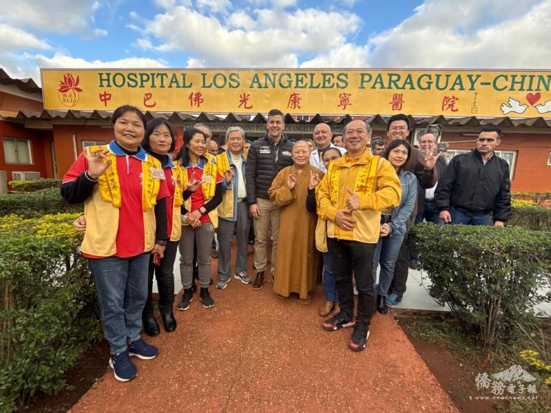 僑界代表與貝尼亞總統合影展現友誼與善愛精神