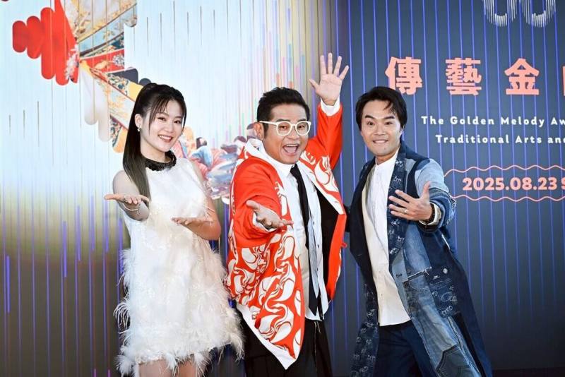 第36屆傳藝金曲獎將於8月23日盛大頒獎，典禮主持人為藝人許效舜（中）、楊小黎（左），「傳藝大道」則由柯大堡（右）、孫凱琳扛起主持棒。（國立傳統藝術中心提供）