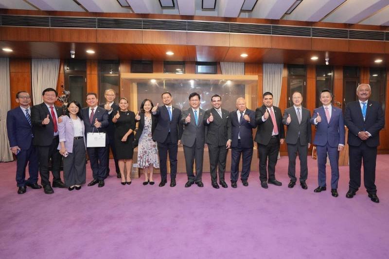 外交部長林佳龍（右七）與瓜地馬拉共和國國會議長羅慕斯（Nery Abilio Ramos y Ramos，右八）所率跨黨派議員訪問團合影。