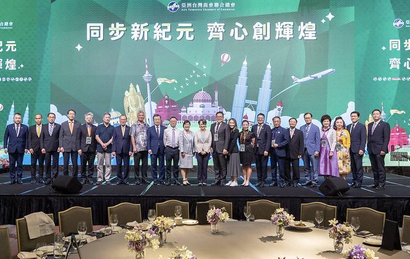 副總統和出席人員合影