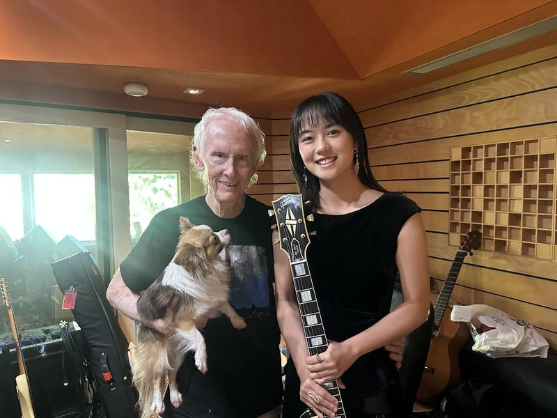 台灣歌手陳芃瑄（右）與傳奇搖滾樂團「門戶」（The Doors）吉他手克里格（Robby Krieger）（左）合作，重新詮釋經典名曲Light My Fire。（陳芃瑄提供）