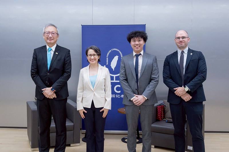 副總統和出席人員合影