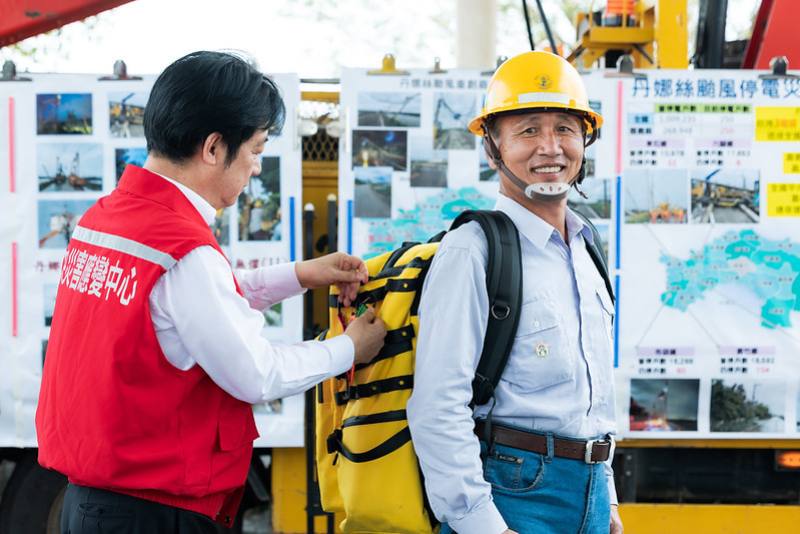 賴清德總統18日分別前往台電公司嘉義松梅巡檢課及臺南新營區營業處，慰勉搶修丹娜絲颱風災損復電工程的台電同仁