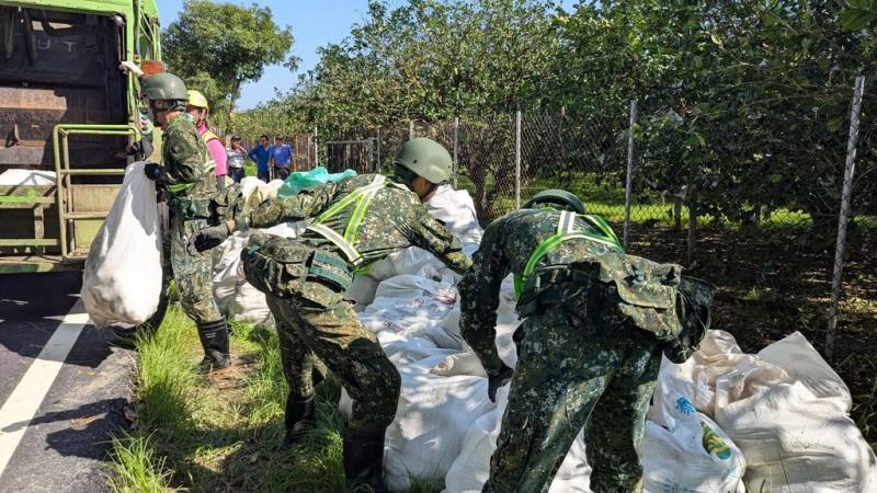 國軍第四作戰區部隊18日協助南部地區災後復原。（第四作戰區提供）