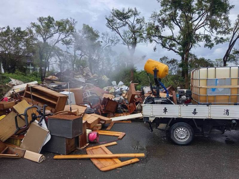 颱風丹娜絲重創台南，台南市政府18日宣布啟動受災11個行政區災害救助單一窗口，災後清理復原也持續進行。（台南市政府提供）