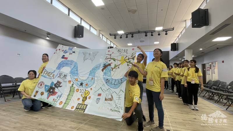 各小隊發揮創意 設計專屬隊旗並結合在一起