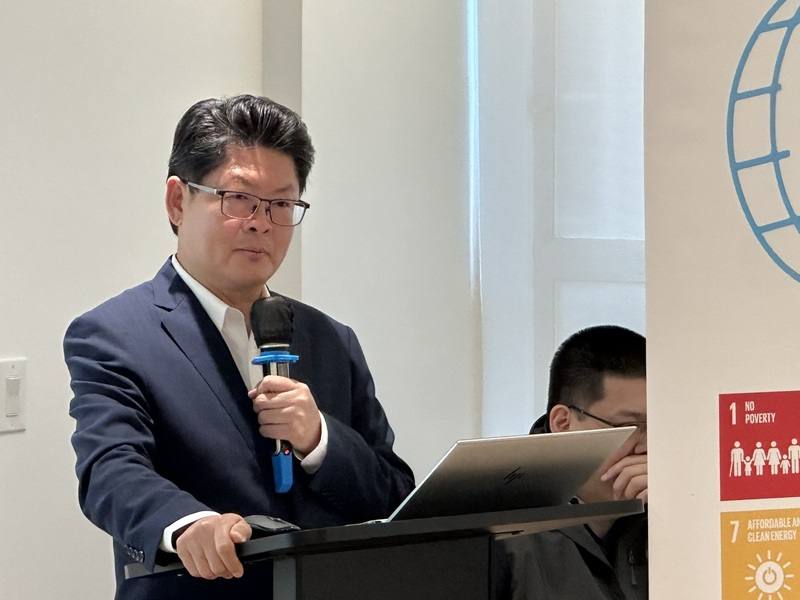 國合會秘書長黃玉霖在世台會紐約全球總部研討會中，說明人工智慧協助國際醫療經驗