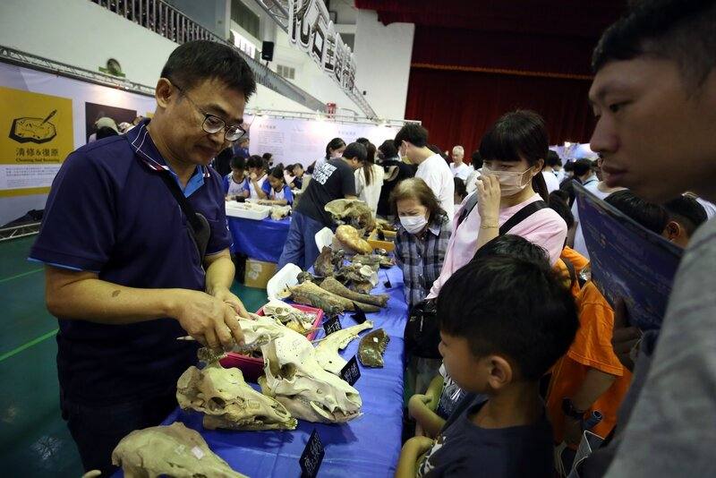 嘉義市科學168教育博覽會18日起在港坪體育館熱鬧登場，現場並推出3大主題特展，包括台南左鎮化石園區帶來的「化石主題特展」