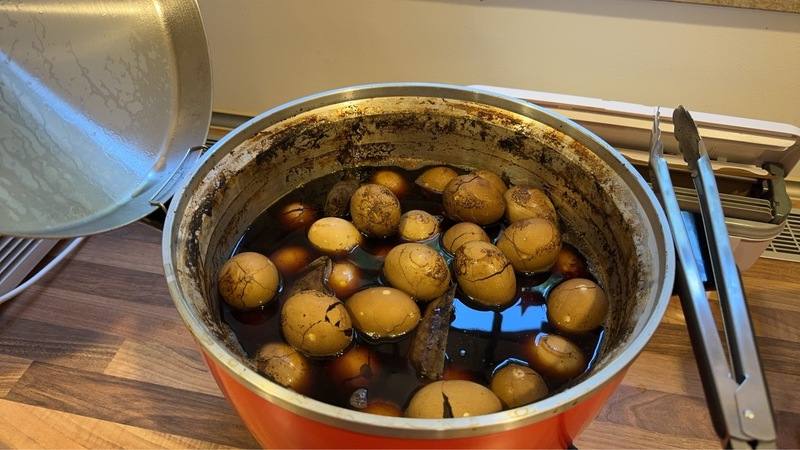 膳食廚房每日現煮台灣茶葉蛋，成為選手補充蛋白質的「標配」點心，放在休息區保溫的大同電鍋中，讓遠征德國的台灣選手可隨時在異鄉嚐到熟悉家鄉味