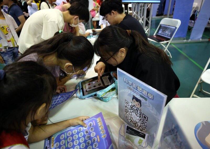 嘉義市第21屆科學168教育博覽會18日起在港坪體育館盛大登場，許多學童到場參觀，積極投入體驗各式闖關遊戲