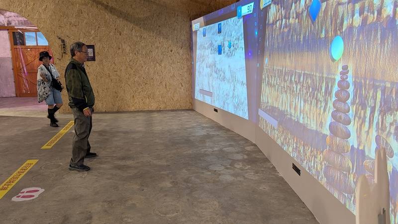 文化部長李遠（左2）18日走訪花蓮文創園區，在「XR樂齡文化科技體驗場域–Dome花創聚樂部」體驗互動遊戲