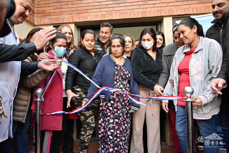 貝尼亞總統與陪病兒童家屬一同為家屬宿舍揭幕剪綵