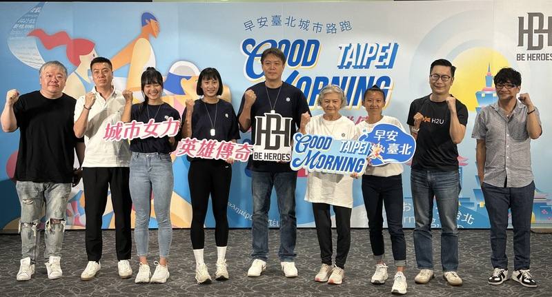 已為人母的跨欄好手謝喜恩（左4）、「噴射機阿嬤」林潘秀雲（右4）18日現身2026早安台北城市路跑開賽記者會，邀請民眾共襄盛舉