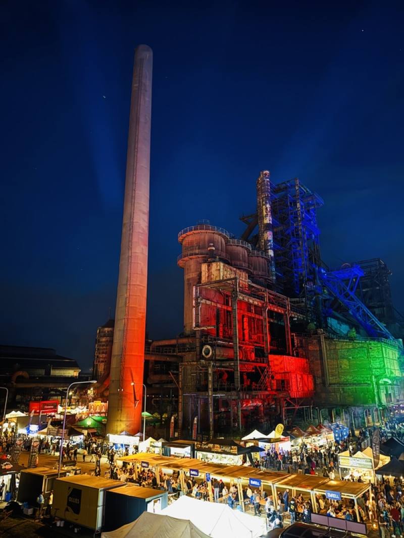 捷克最大多元音樂節Colours of Ostrava音樂節每年在捷克第三大城奧斯特拉瓦的的工業建築遺址 Dolní Vítkovice舉辦，將「鋼鐵工業風」獨特地景與音樂節融合，成為音樂節的亮點