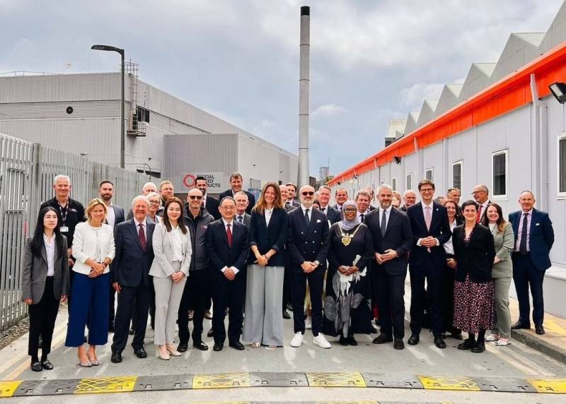 英國財政部暨商業貿易部投資部長葛斯塔夫松（左6）女爵17日在英國駐台代表包瓊郁（左2）等人陪同下，造訪華新麗華英國子公司在英國雪菲爾的廠區。（英國在台辦事處提供）