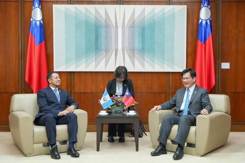 外交部長林佳龍會晤瓜地馬拉共和國國會議長羅慕斯（Nery Abilio Ramos y Ramos），就兩國合作關係交換意見。