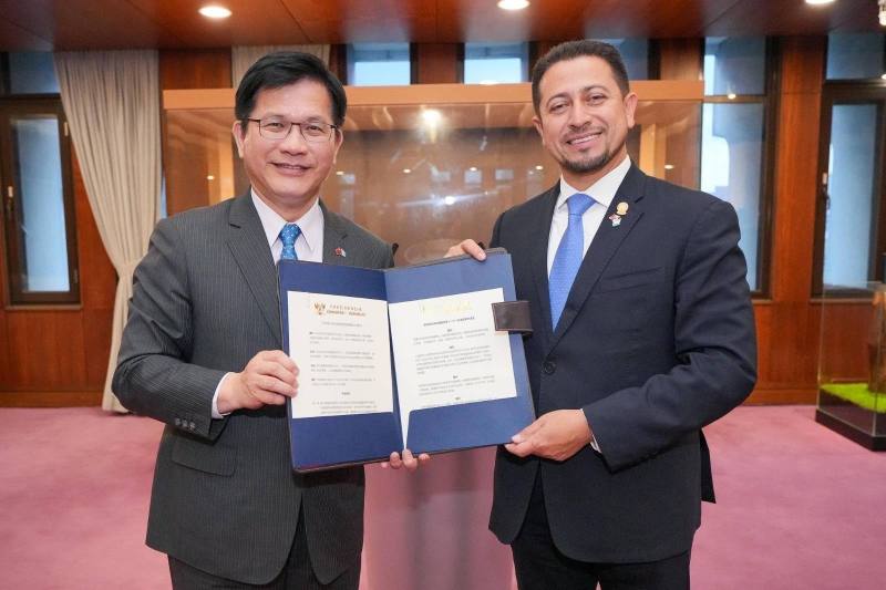 瓜地馬拉共和國國會議長羅慕斯（Nery Abilio Ramos y Ramos）向外交部長林佳龍遞交支持我國參與世界衛生大會（WHA）決議文。