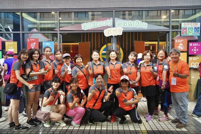 屏東縣環保局19日舉辦「環保志工群英會」，競賽活動融合知識與趣味，考驗體能與團隊默契，凝聚向心力，屏東市勝利里環保志工到場參加。（屏東縣環保局提供）
