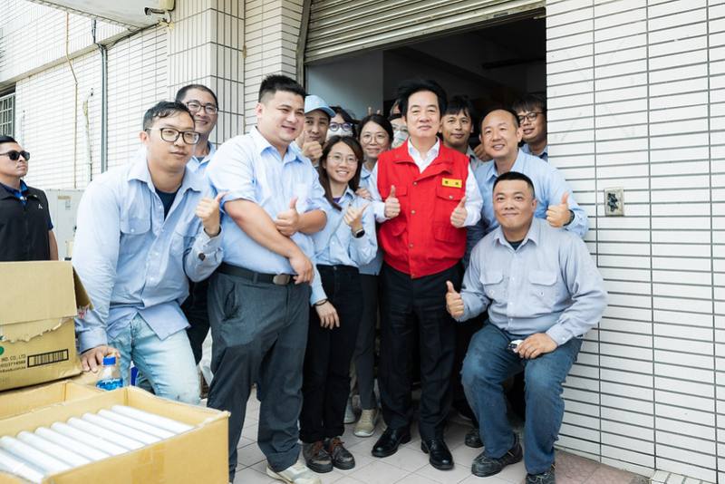 總統慰勉「搶修丹娜絲颱風災損復電工程台電同仁」