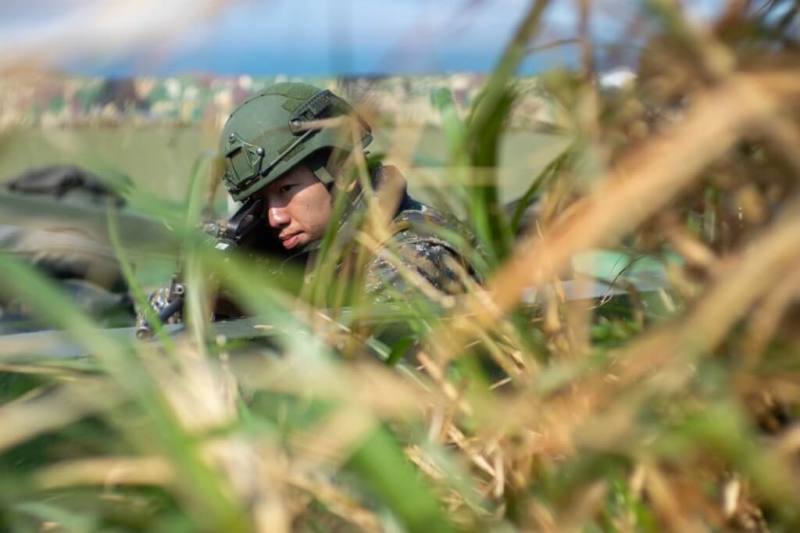 國軍「漢光41號」演習實兵操演18日進入第10天期程，東引地區指揮部演練期間結合想定與輔助狀況發布，貼近戰場實況，整合防區部隊火力，展現堅實戰力成果。圖為官兵執行隱掩蔽偵查。（東引地區指揮部提供）