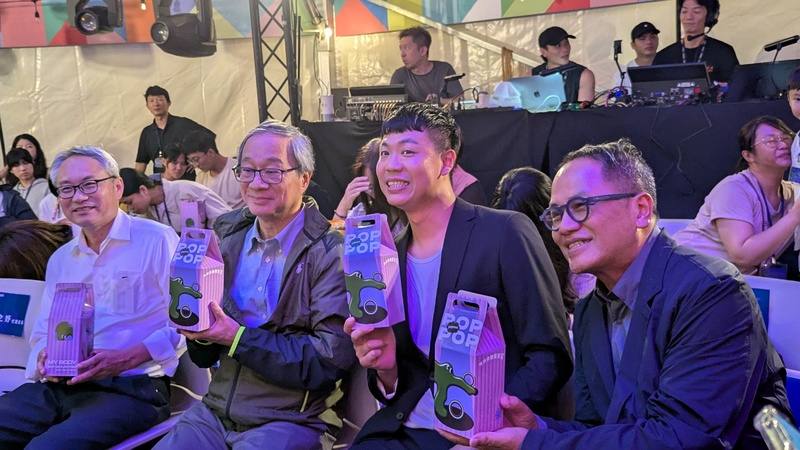 首屆身體藝術節19日將在花蓮文化創意產業園區正式登場，18日晚間舉行開幕秀，文化部文創發展司長江清松（前左起）、文化部長李遠、FOCASA馬戲團長林智偉及台灣生活美學基金會董事長彭俊亨出席