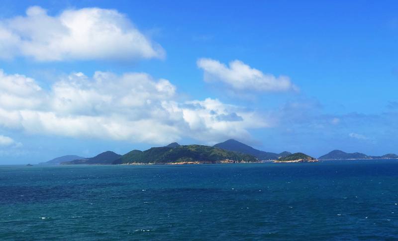 連江縣政府18日宣布舉辦「寄給馬祖的情書」徵件活動，民眾只要索取專用明信片寫下對馬祖說的話，寄至指定地址後將有機會抽中松山至南竿來回機票等好禮。圖為馬祖南竿復興村周邊海景