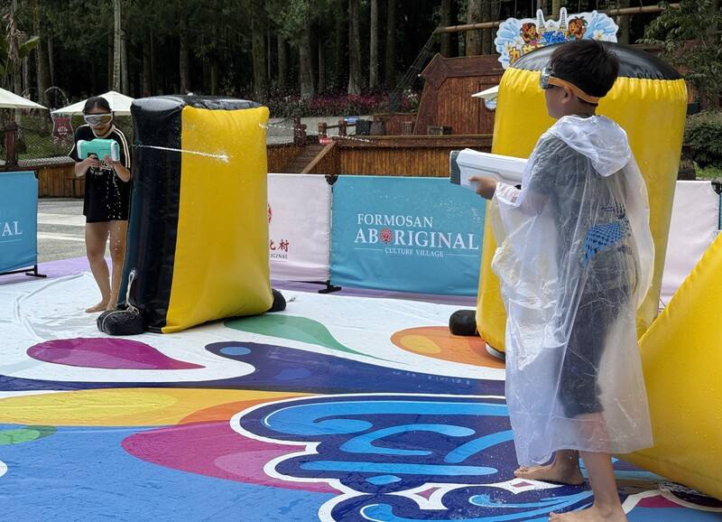 九族文化村全新打造「水立方夏日水戰場」，每天舉辦水槍大戰，讓遊客盡情玩水消暑，園區還有「迷霧森林」、「跳跳泉」、「噴泉廣場」等多項親水設施