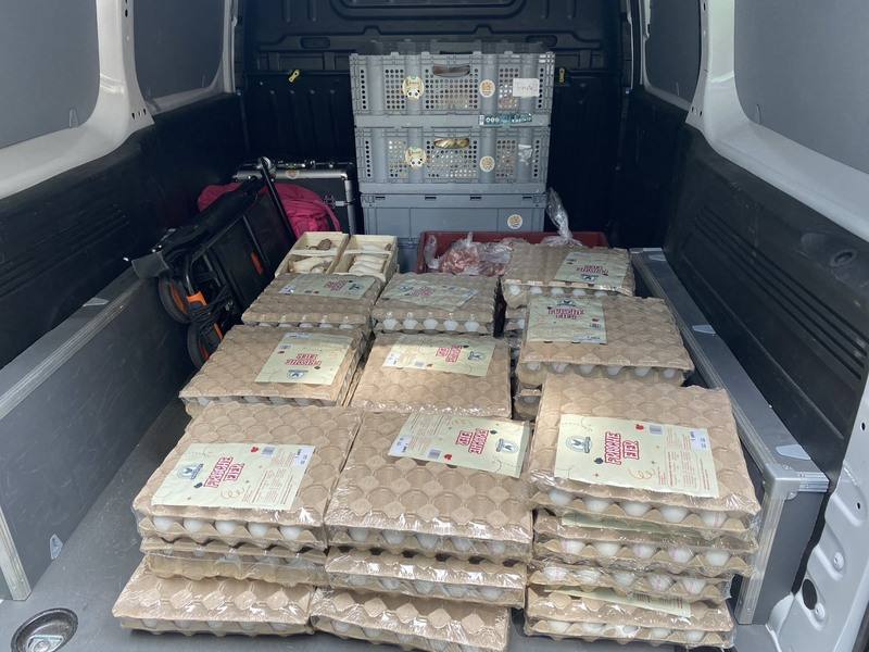 德國當地台僑18日幫忙運送900顆新鮮雞蛋到台灣膳食廚房，營養師潘奕廷指出，萊茵魯爾區的中繼站一日至少要煮120顆蛋供應給選手