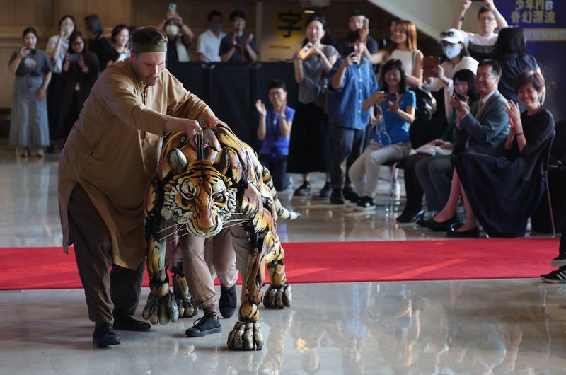 國家戲劇院17日上午舉辦「少年PI的奇幻漂流」劇場版抵台記者會，現場示範劇中靈魂人物老虎「理查．帕克」，由3名操偶師共同操作