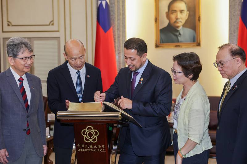 立法院長韓國瑜（左2）18日下午在立法院接見瓜地馬拉國會議長羅慕斯（Nery Abilio Ramos y Ramos）（中）訪問團一行，民進黨立委王正旭（左）、國民黨立委陳永康（右）、民眾黨立委劉書彬（右2）出席與會，會前韓國瑜邀請羅慕斯在貴賓簽名簿上題字留念